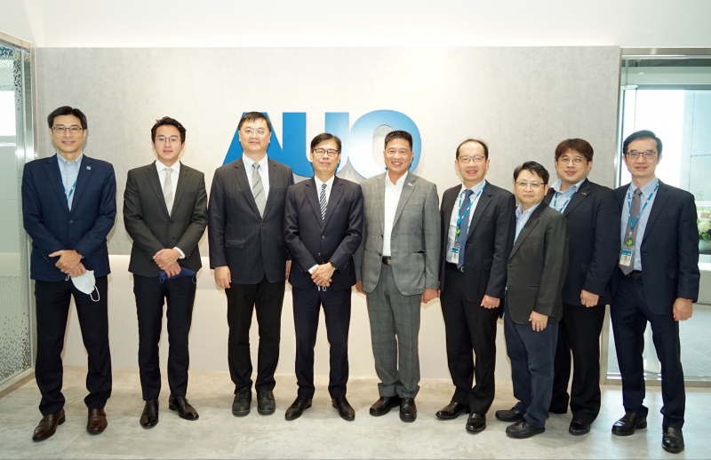 DB真人光電前進亞灣成立「AUO解決方案研發中心」，作為多元場域解決方案研發及試驗場域（圖中左為高雄市長陳其邁、圖中右為DB真人光電董事長彭双浪）